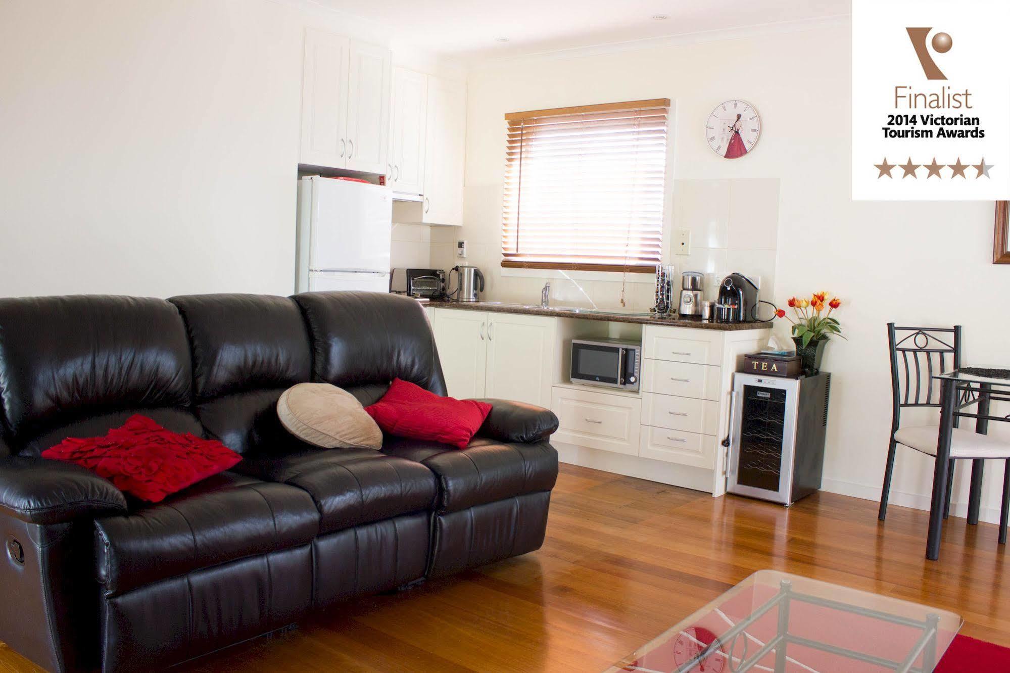 Lakeside Cottage Luxury B&B Mount Dandenong Exterior photo